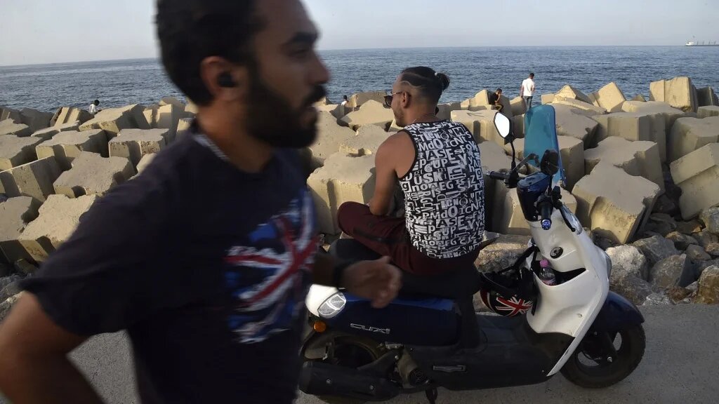 Algériens sur la corniche de Bab El Oued, quelques heures avant le couvre-feu (AFP)