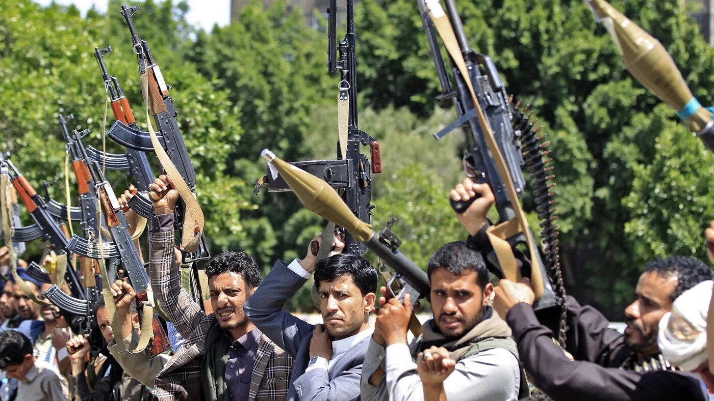 Yemeni gunmen loyal to the Houthi movement 