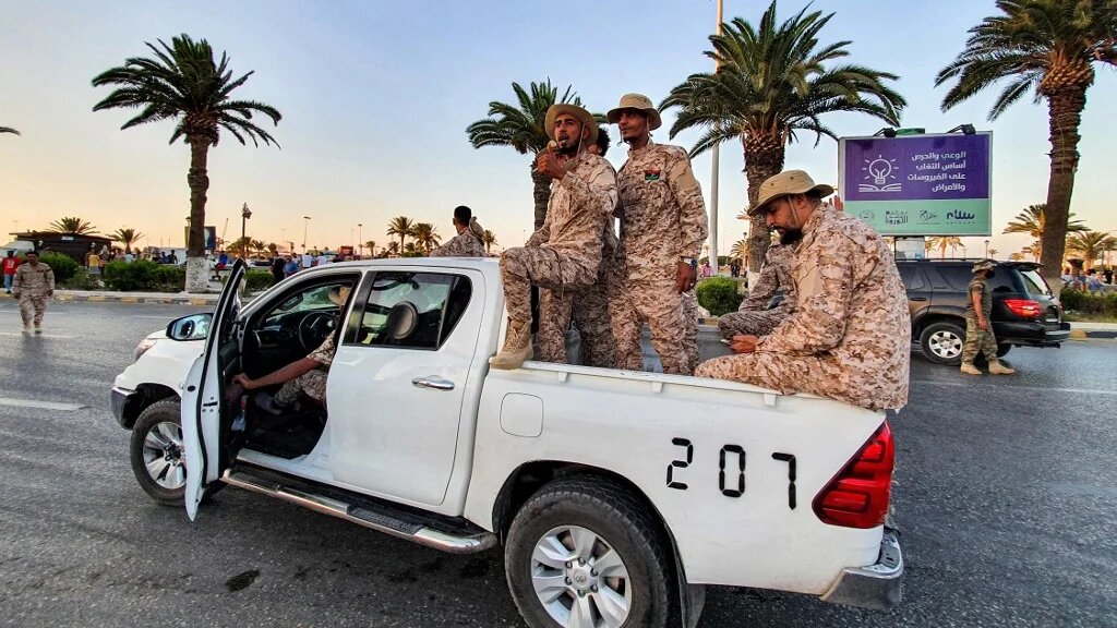Des membres de la Brigade de Tripoli, une milice loyale au Gouvernement d’union nationale, paradent dans le centre de Tripoli (AFP/Mahmud Turkia)