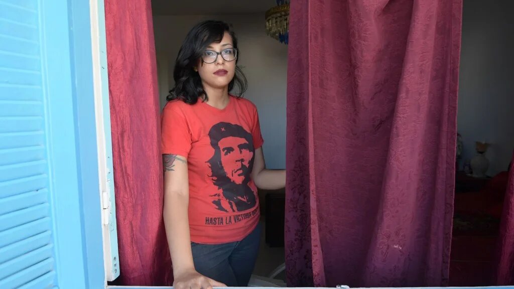 Emna Charki, 27 ans, a été reconnue coupable d’atteinte à la religion et d’incitation à la haine après avoir partagé le 4 mai deux paragraphes enluminés comme le texte sacré musulman. Elle a été condamnée le 14 juillet à six mois de prison ferme (AFP)