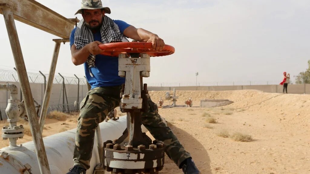 Des manifestants tunisiens bloquent un site de production de pétrole à El Kamour, dans le sud du pays, le 16 juillet 2020 (AFP)