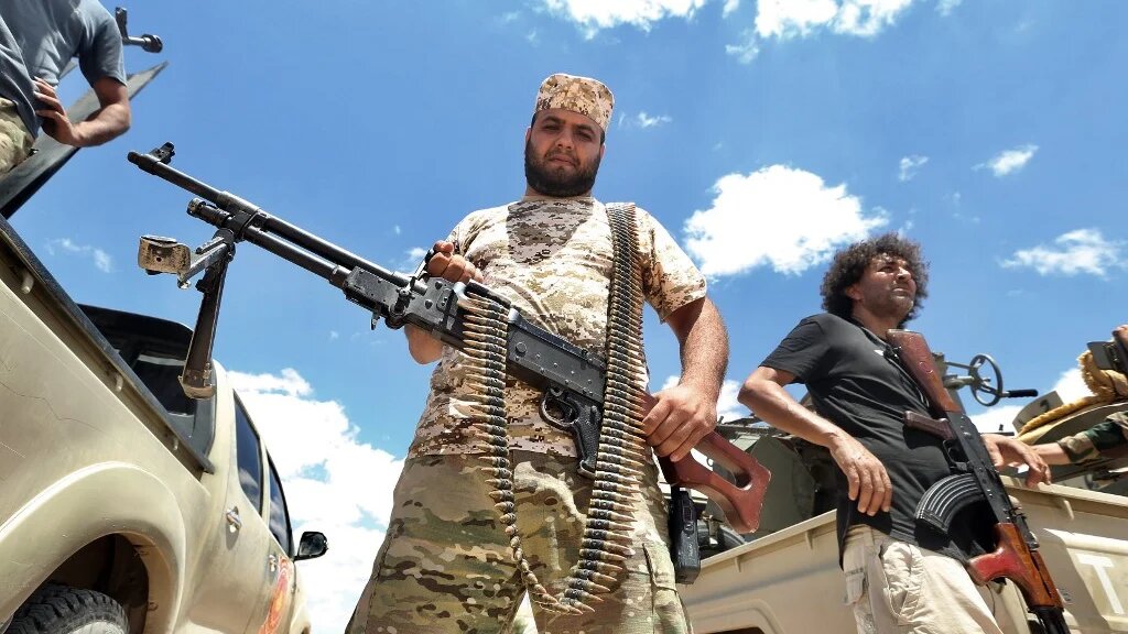 Des combattants du GNA sécurisent la zone d’Abou Qurain, à mi-chemin entre la capitale Tripoli et la deuxième ville libyenne Benghazi, le 20 juillet 2020 (AFP)