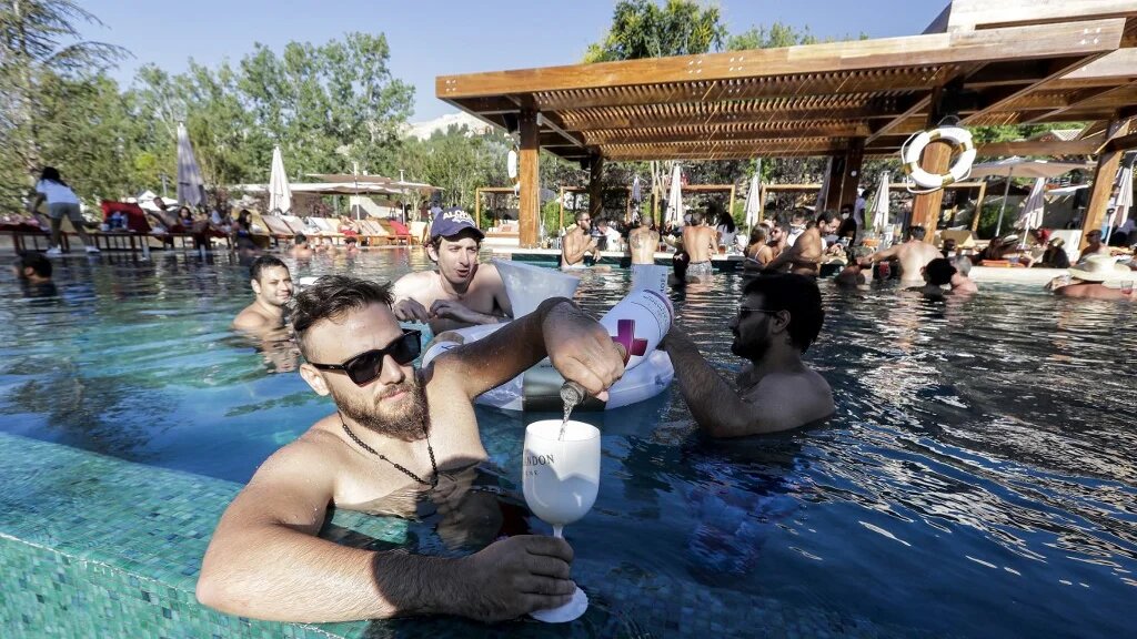 « L’atmosphère à Beyrouth est devenue pesante et déprimante », témoigne une des clientes du club privé de Faqra (AFP)