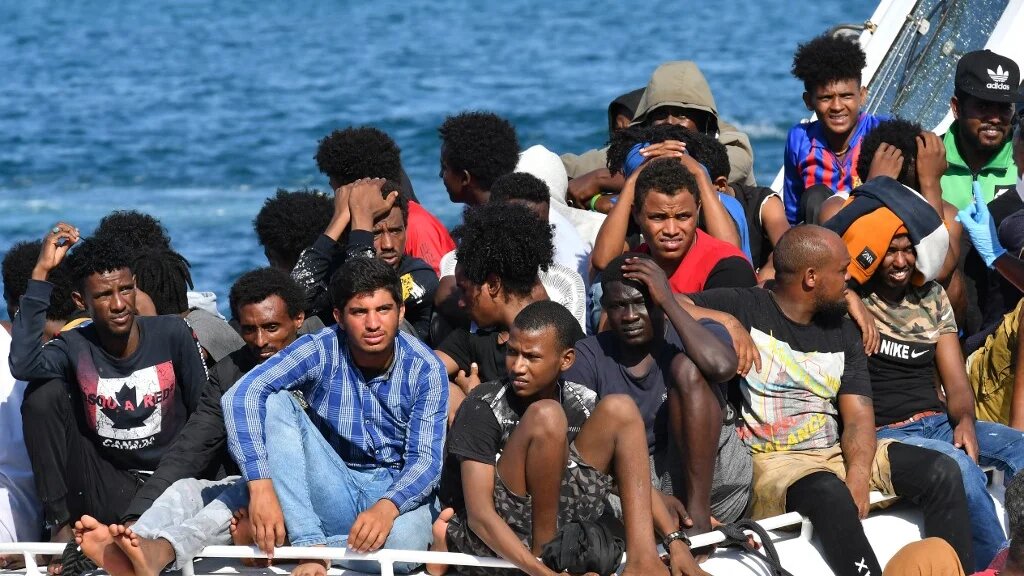 Des migrants de Tunisie et de Libye arrivent à bord d’un bateau italien des garde-côtes sur l’île de Lampedusa le 1er août 2020 (AFP)