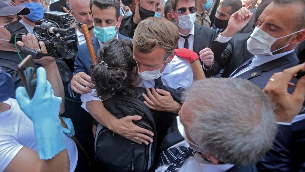 Emmanuel Macron pendant un bain de foule dans le quartier chrétien de Gemmayzé, à Beyrouth, le 6 août 2020 (AFP)