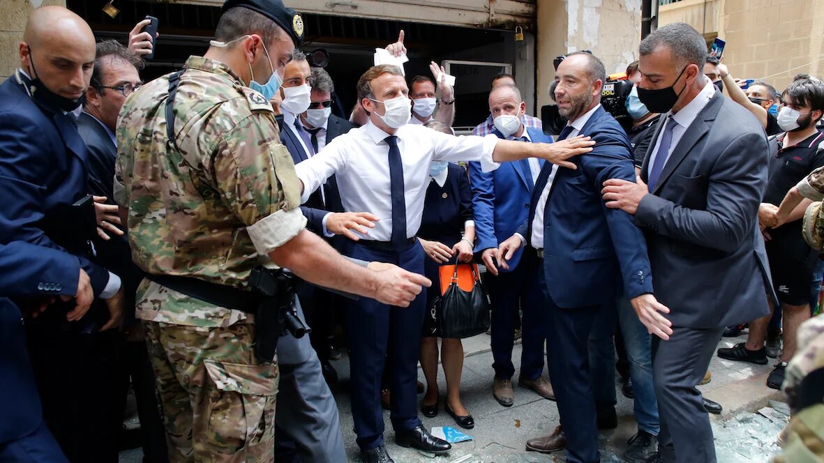 Emmanuel Macron à Beyrouth, le 6 août 2020, deux jours après la double explosion au port qui a fait au moins 188 morts (AFP)