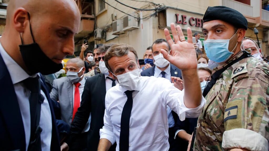 Bain de foule pour Emmanuel Macron à Beyrouth, le 6 août 2020 (AFP)