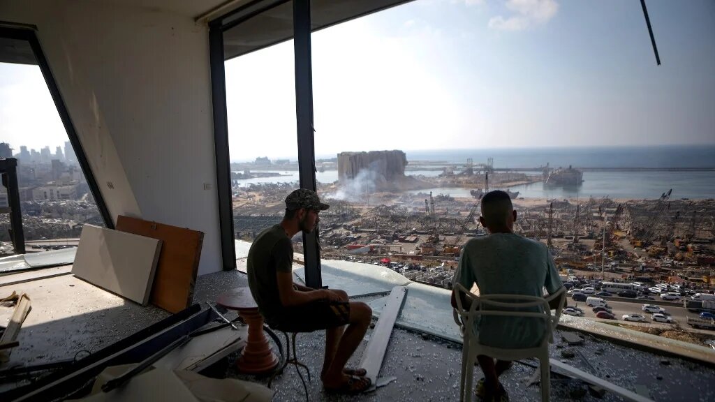Trois jours après la double explosion qui a détruit la moitié de Beyrouth, les Libanais continuent de compter leurs morts (AFP)