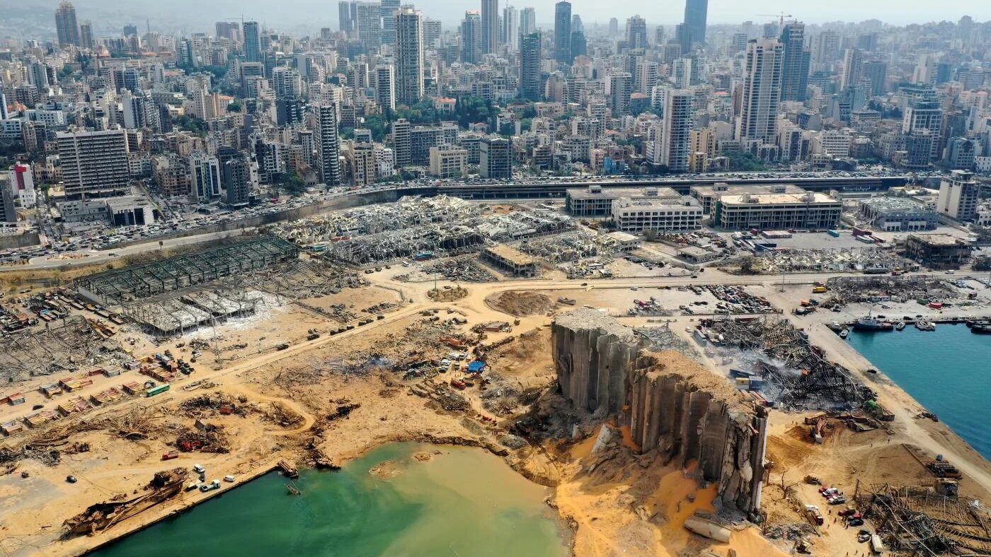 Une vue aérienne montrant le port de Beyrouth, les silos à grains endommagés et le cratère provoqué par l’explosion (AFP)