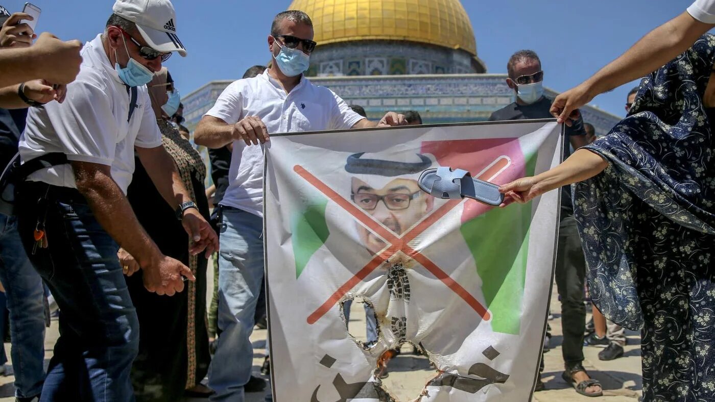 Des manifestations éclatent sur le complexe de la mosquée al-Aqsa contre l’accord négocié par les Américains entre Israël et les Émirats arabes unis pour normaliser leurs relations (AFP)