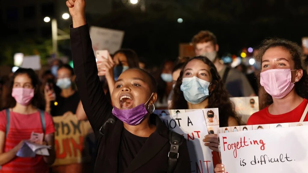 Manifestantes à Tel-Aviv dénonçant le viol collectif de l’adolescente à Eilat, le 23 août (AFP)