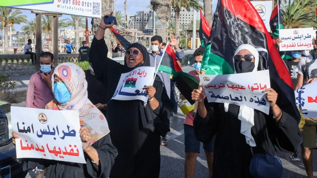 Des Libyennes manifestent contre la médiocrité des services publics sur la place des Martyrs, au centre de Tripoli, le 25 août 2020 (AFP)