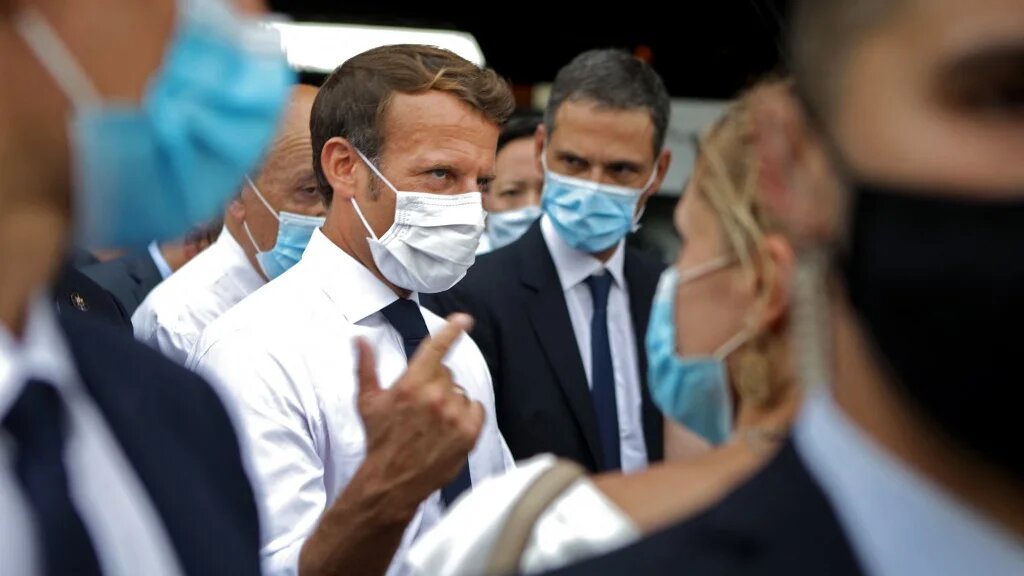 Alors que les partis de droite ont presque toujours eu les larges faveurs de l’électorat votant au Liban, Emmanuel Macron (ici à Beyrouth en septembre 2020) est sorti, sans surprise, en vainqueur de ces suffrages, loin devant Marine Le Pen (à peine plus de 11 % des voix) (AFP/Patrick Baz)