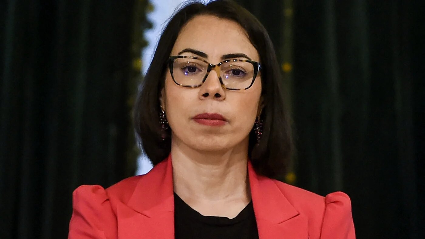Nadia Akacha, juriste de formation, qui évite de parler à la presse, est très proche du président Saied et l’accompagnait dans tous ses déplacements depuis son élection en octobre 2019 (AFP)