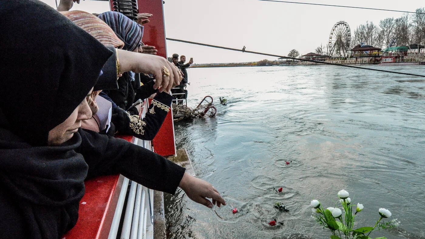 Local residents in Mosul bid farewell to loved ones killed in the boat accident (AFP)