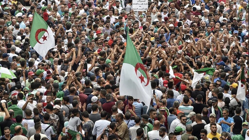 Manifestants Algériens clamant des slogans contre le chef d'Etat major de l'armée à Alger, vendredi 20 septembre (AFP)