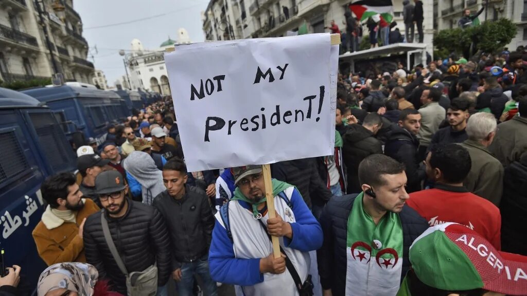 Manifestant, à Alger le vendredi 13 décembre, brandissant une pancarte où il affirme que le nouveau président algérien Abdelmadjid Tebboune «n'est pas son président »