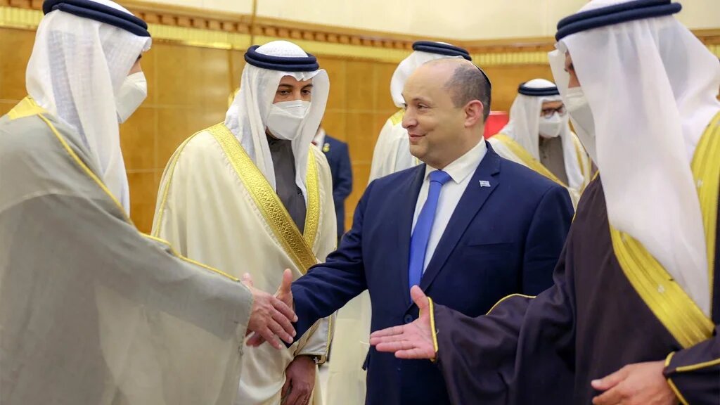 Le Premier ministre israélien Naftali Bennet reçu par les officiels bahreïnis à Manama, capitale du Bahreïn, le 15 février 2022 (AFP)