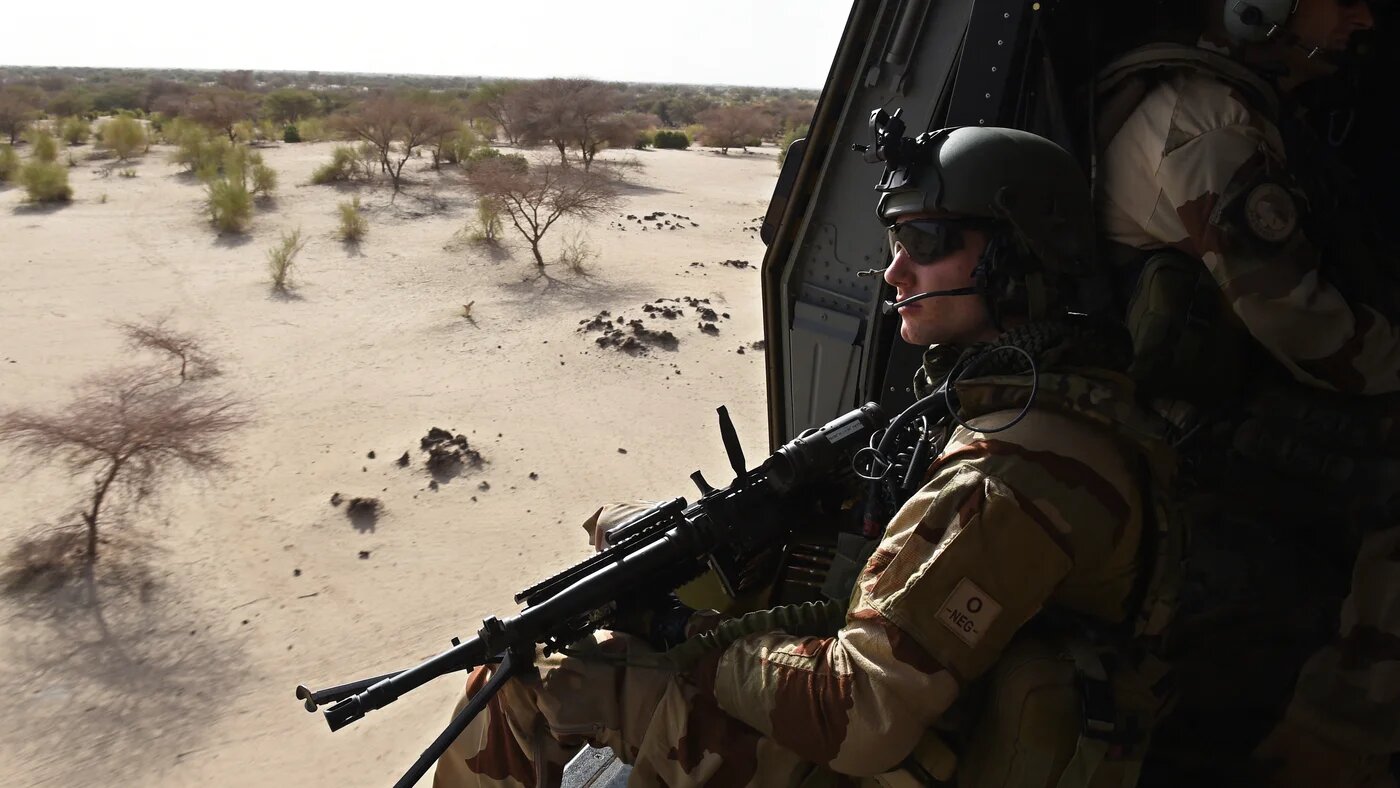 france-mali-soldier-overflying-desert-helicopter-june-2015-afp