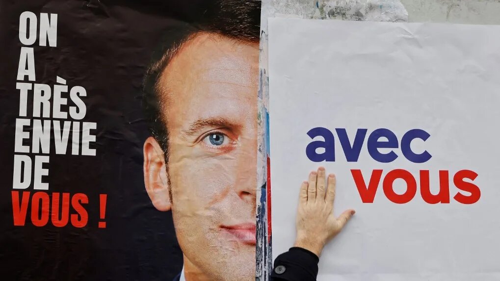 Affiche placardée par le mouvement Les jeunes avec Macron à Issy-les-Moulineaux, près de Paris, le 28 février 2022 (AFP/Ludovic Marin)