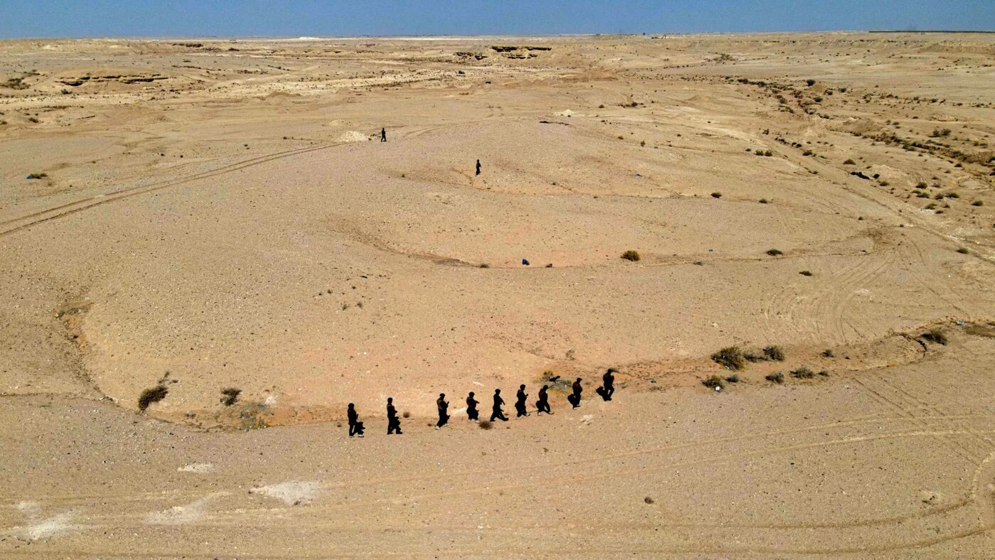 Iraqi forces take part in a security operation searching for infiltrators west of the central city of Najaf, in the desert stretching to the Saudi border, on 22 February 2026 (Ali Najafi/AFP)