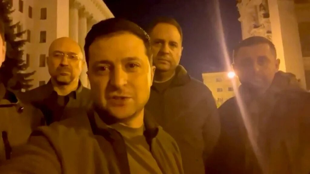 Capture d’écran tirée d’une vidéo publiée sur le compte Facebook de Volodymyr Zelensky, le 25 février 2022. Ce qu’il adviendra du président ukrainien, objet d’une attention médiatique particulière, reste pour le moment une des grandes inconnues de ce conflit (AFP)
