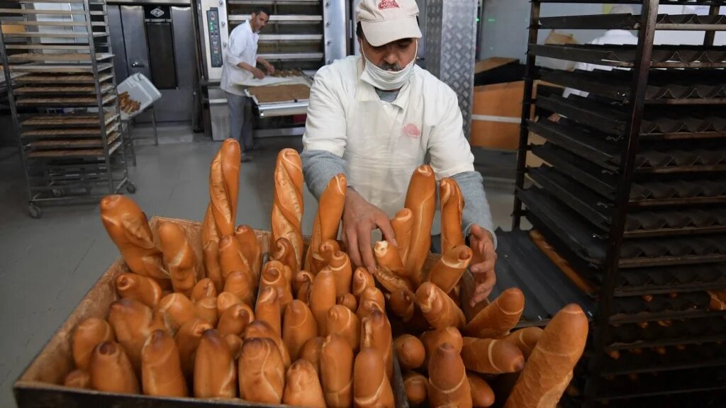 Dans les boulangeries non subventionnées, le prix du pain a augmenté de 25 % ces deux derniers mois, conséquence de la guerre en Ukraine et des tensions sur le prix du blé (AFP/Fethi Belaid)