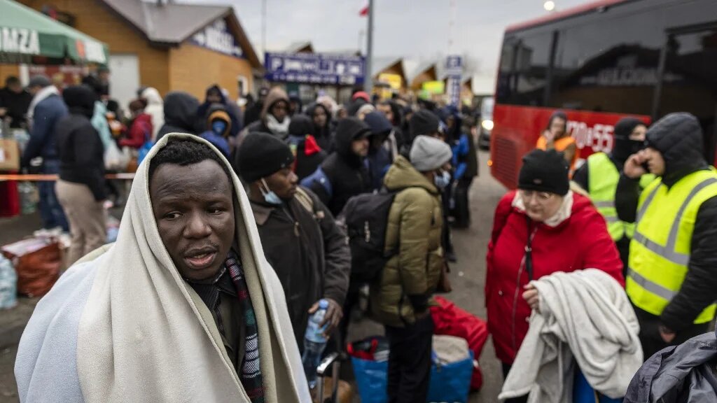 L’Union africaine a exhorté « à faire preuve de la même empathie et du même soutien envers toutes les personnes qui fuient la guerre, nonobstant leur identité raciale » (AFP/Wojtek Radwanski)
