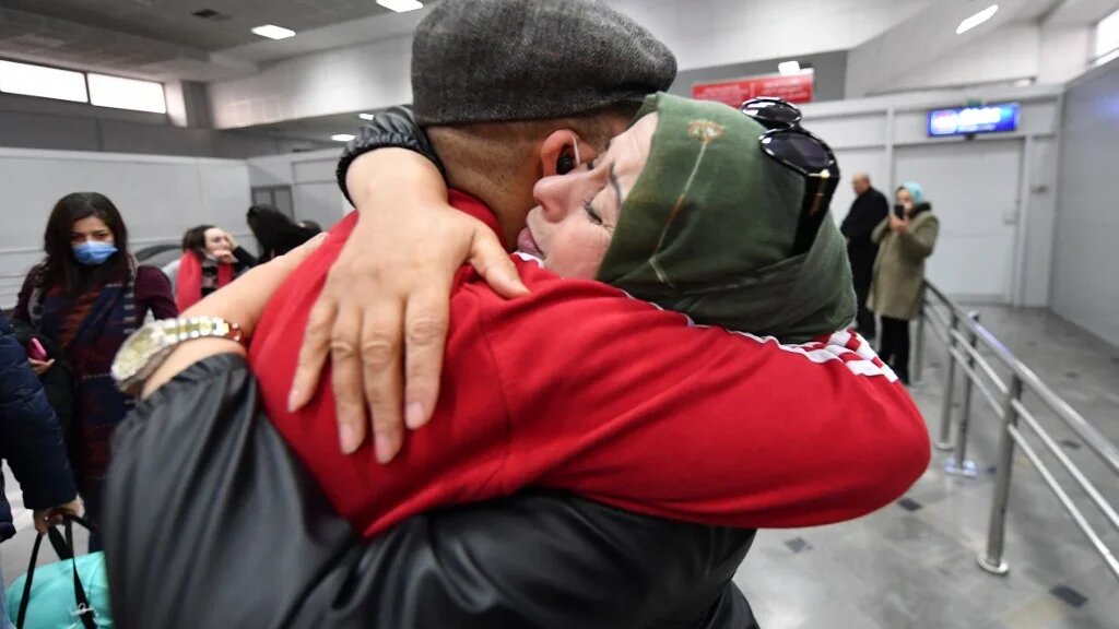 Un étudiant tunisien évacué d’Ukraine arrive à l’aéroport Tunis-Carthage le 1er mars 2022 (AFP/Fethi Belaid)