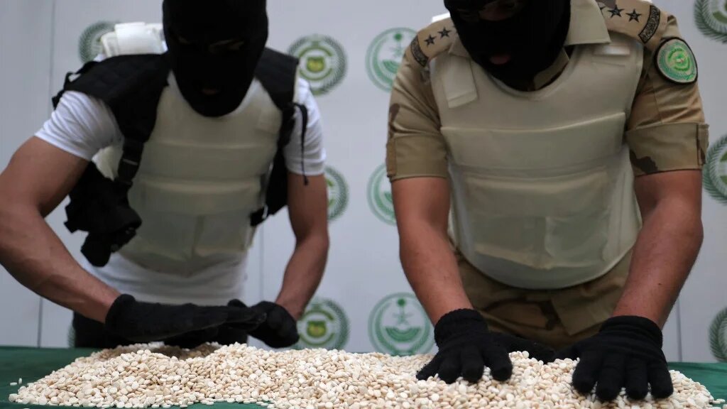 Des agents de la direction du contrôle des stupéfiants du ministère de l’Intérieur saoudien trient des comprimés de captagon saisis lors d’une opération spéciale à Djeddah, le 1er mars 2022 (AFP/Fayez Nureldine)