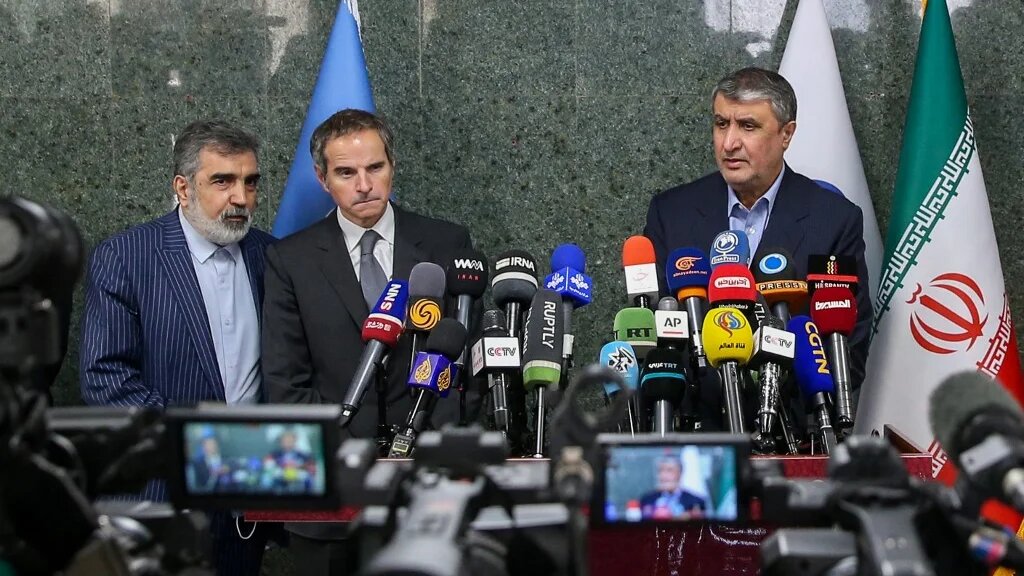 Le chef de l’Agence internationale de l’énergie atomique (AIEA) Rafael Grossi (au centre) et le chef de l’Organisation iranienne de l’énergie atomique Mohammad Eslami (droite), à Téhéran, le 5 mars 2022 (AFP)