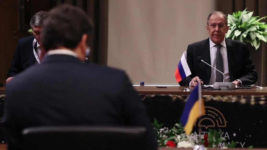 Les ministres des Affaires étrangères russe (de face) et ukrainien (de dos) participant à la réunion tripartite Russie-Turquie-Ukraine à Antalya le 10 mars 2022 (AFP/Cem Ozdel/ Ministère turc des Affaires étrangères)