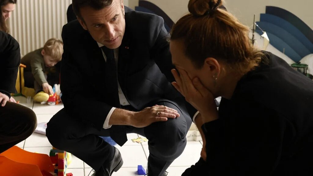  Le président français, Emmanuel Macron, visite un centre pour réfugiés ukrainiens dans le Maine-et-Loire, le 15 mars 2022 (AFP/Yoan Valat)