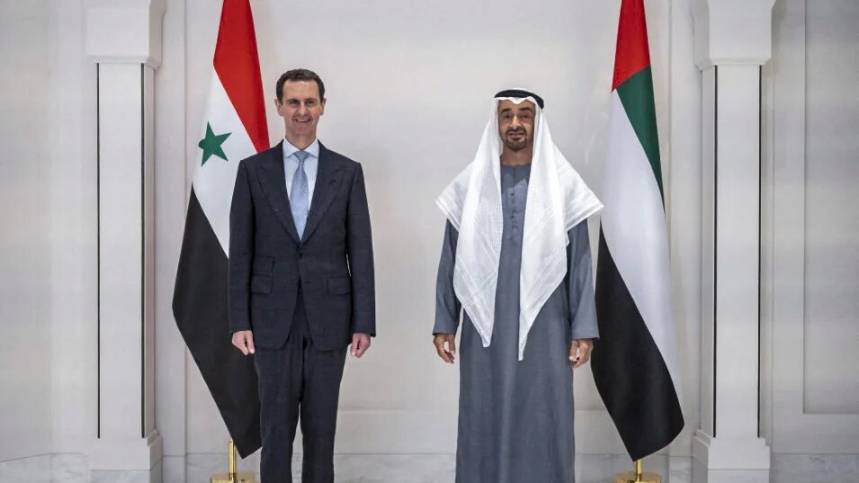 Le président syrien, Bachar al-Assad est accueilli, à Abou Dabi, par le prince héritier Mohammed ben Zayed, le 18 mars 2021 (WAM/AFP)