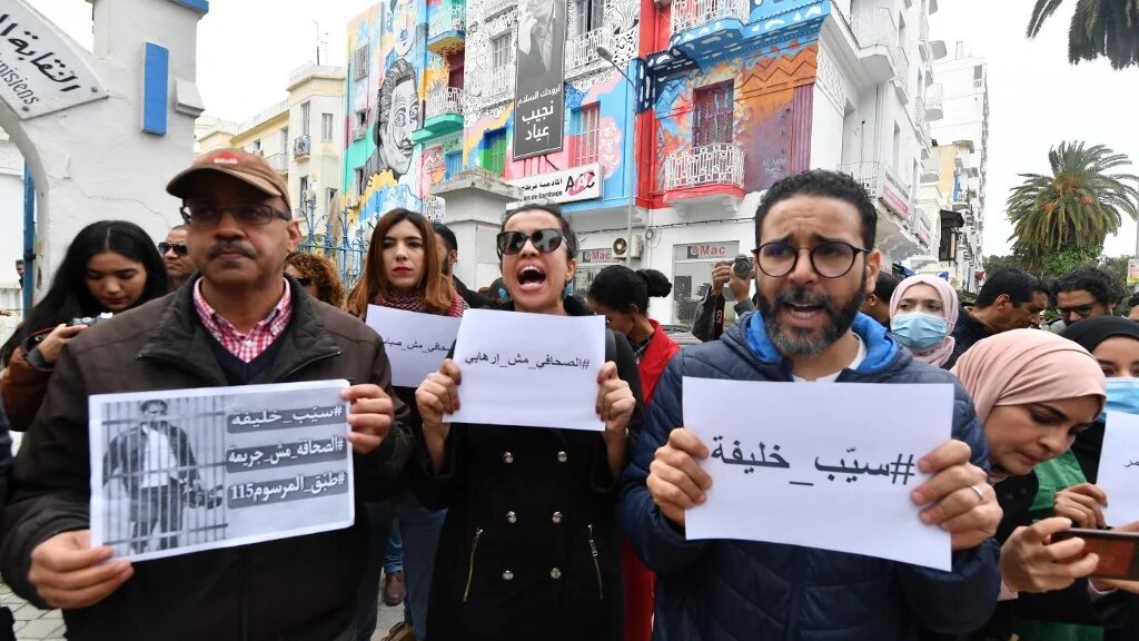 Des journalistes tunisiens participent à une manifestation pour la liberté de la presse le 25 mars 2022 à Tunis en scandant « le journalisme n’est pas un crime » et en accusant les autorités de réprimer les médias depuis la prise de pouvoir du président Kais Saied en juillet 2021 (AFP/Fethi Belaid)