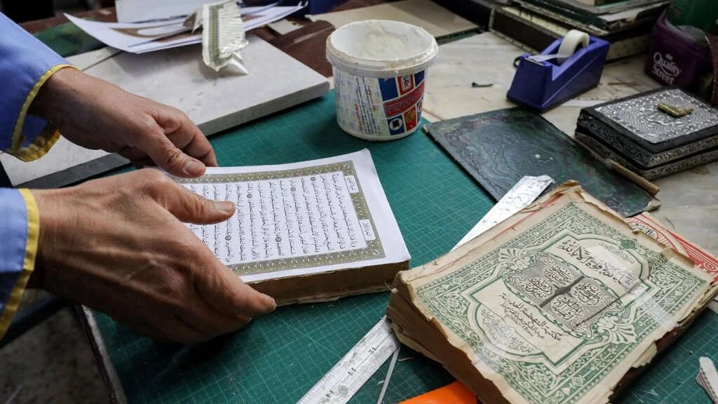Depuis la création de l’atelier Mizran en 2008, près d’un demi-million d’exemplaires ont été restaurés (AFP/Mahmoud Turkia)