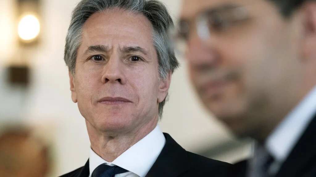 Le secrétaire d’État américain Anthony Blinken écoute le chef de la diplomatie marocaine Nasser Bourita lors du sommet organisé en Israël avec les pays arabes, le 18 mars 2022 (AFP/Jacquelyn Martin)