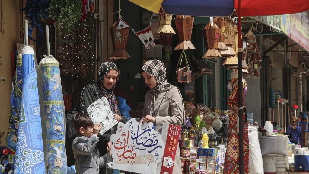 Des Palestiniennes font leurs emplettes pour le Ramadan dans un marché de Gaza, le 29 mars 2022 (AFP/Mohammed Abed)