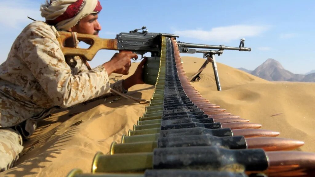 Un combattant pro-gouvernemental yéménite lors de combats avec des rebelles houthis sur la ligne de front sud de Marib (AFP)