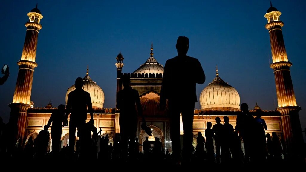 Des fidèles musulmans se pressent devant la mosquée Jama Masjid de Delhi, en Inde, le 2 avril 2022 (AFP/Sajjad Hussain)