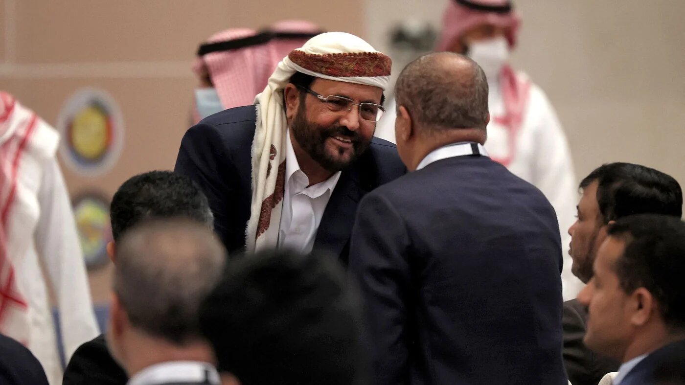 Sultan al-Arada (C) , a member of Yemen's new leadership council, speaks with a person during the last day of the conference on the conflict in Yemen, hosted by the six-nation Gulf Cooperation Council (GCC) in Saudi Arabia's capital Riyadh on April 7, 2022 (AFP)