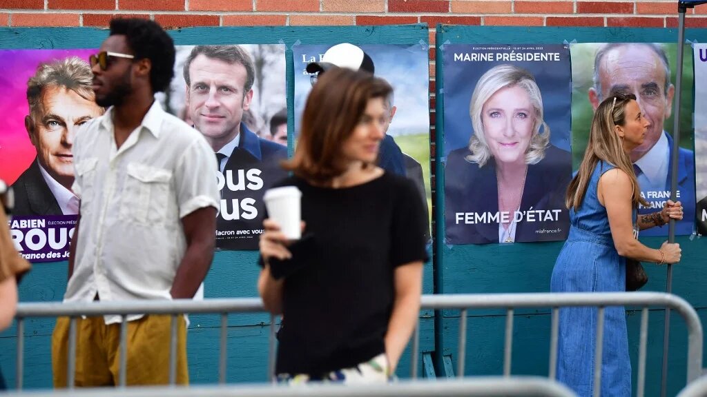 Des citoyens français arrivent pour voter pour les élections présidentielles françaises de 2022 (AFP/Frédéric J. Brown)