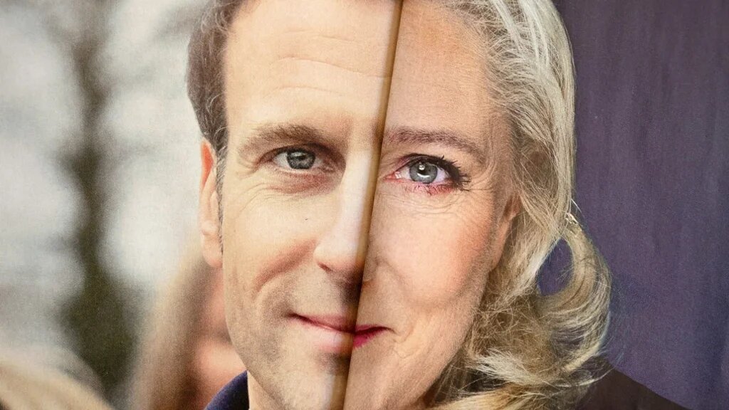 Tracts électoraux pliés des deux finalistes du premier tour de la présidentielle française : à gauche, celui d’Emmanuel Macron, à droite, celui de Marine Le Pen (AFP/Nicolas Tucat)