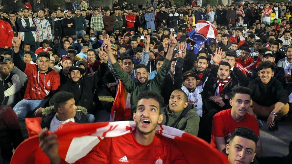 Le 17 avril dernier, des milliers de supporters des deux clubs de Tripoli se sont rassemblés afin de regarder sur écran géant le match aller du quart de finale de la CAF (AFP/Mahmoud Turkia)