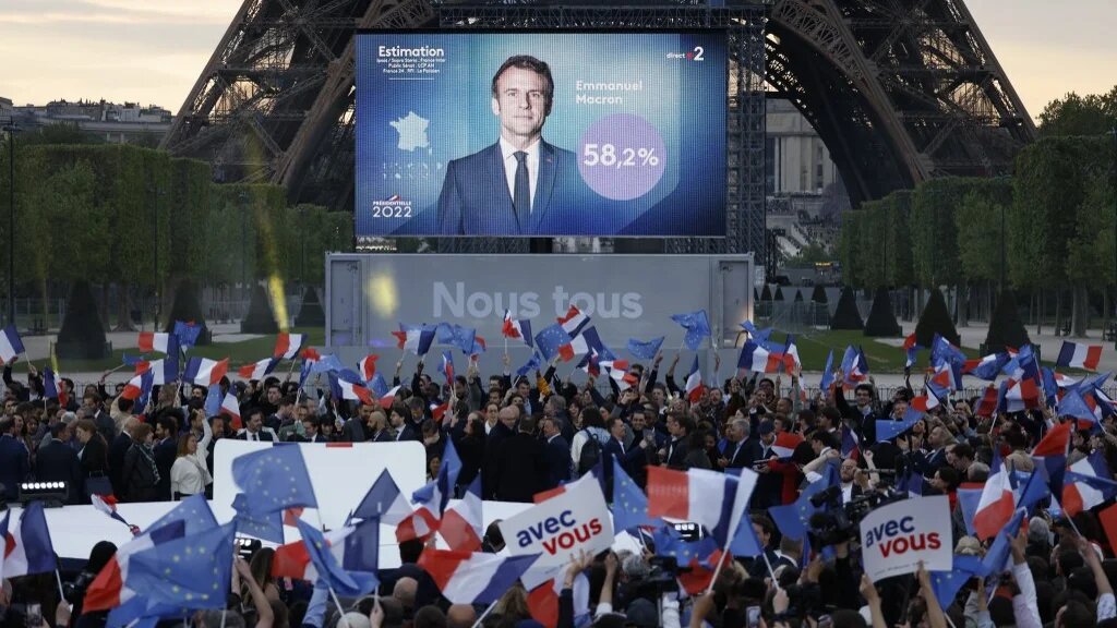 Les soutiens de Macron réagissent après la victoire de leur candidat au Champ de Mars, à Paris, le 24 avril 2022 (AFP/Ludovic Marin)