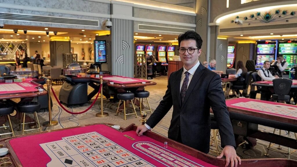 Babajan, hôte à l’Arkin Colony Hotel & Casino à Kyrénia, dans la République turque autoproclamée de Chypre du Nord (TRNC), au nord de la capitale chypriote divisée Nicosie (AFP/Roy Aiss)