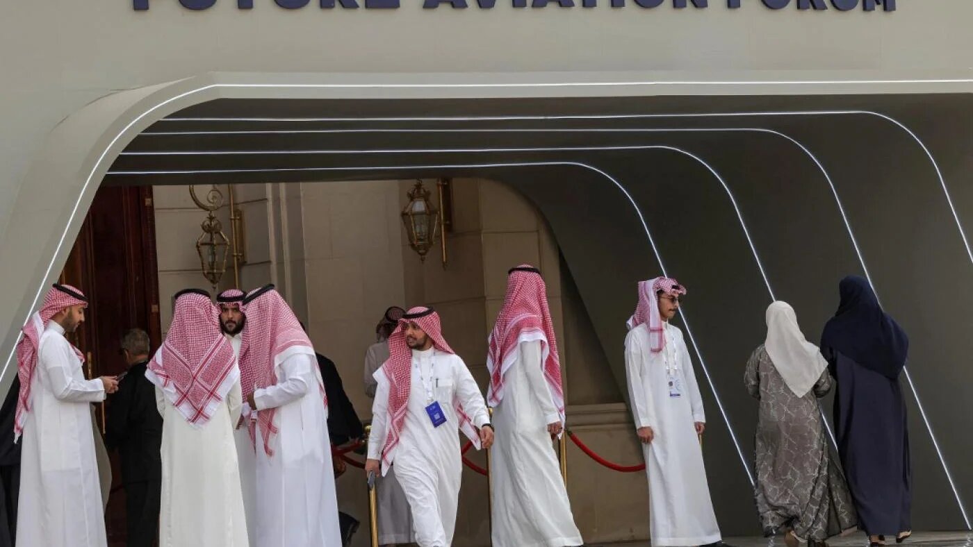 Des employés saoudiens accueillent des visiteurs au Future Aviation Forum, le 9 mai 2022 à Riyad (AFP)