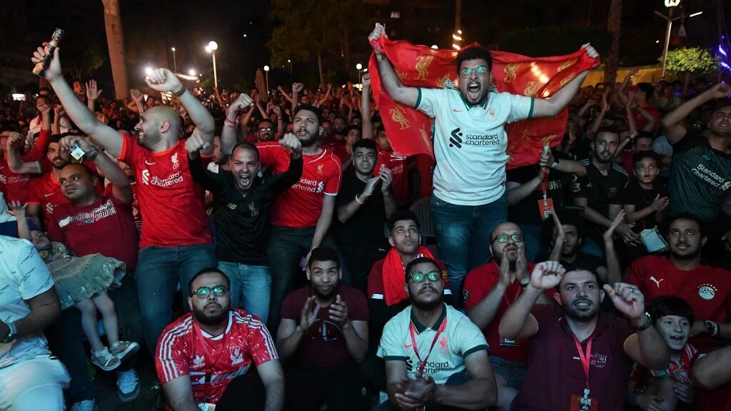 L’ambiance était survoltée hier dans les rues du Caire à l’occasion de la finale de la Ligue des Champions entre Liverpool et le Real Madrid. (AFP/Ahmed Hasan)