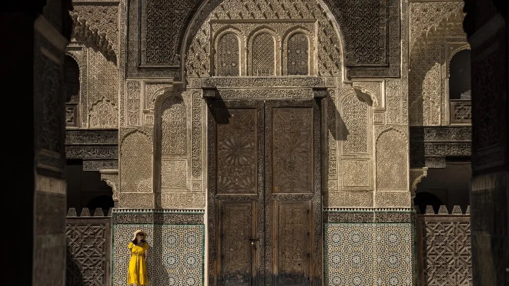 Une femme visite la medersa Boua Inania, une école théologique dans l’ancienne ville marocaine de Fès le 8 juin 2022 (AFP/Fadel Senna)
