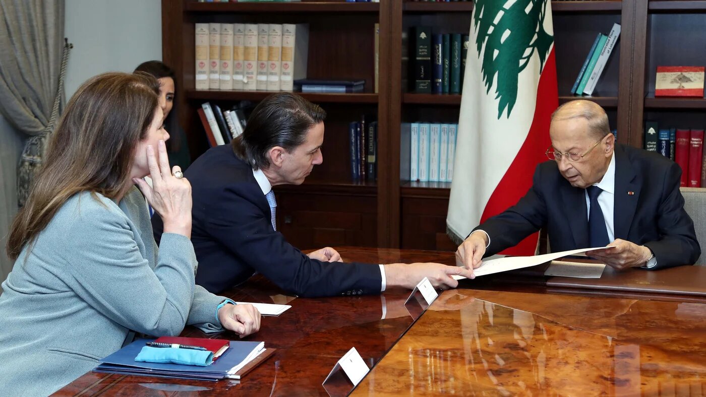 Lebanese President Michel Aoun (R) meeting with US envoy mediating the Lebanon-Israel maritime border talks Amos Hochstein (C) (AFP/Dalati and Nohra)